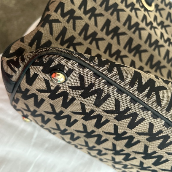 - Michael Kors Jet Set Block Canvas Large Tote - Picture 7 of 11